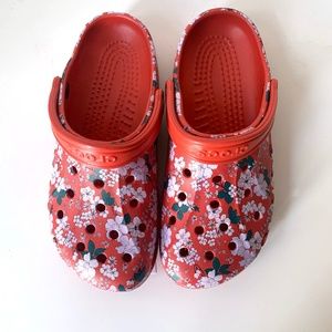 Red Baya Seasonal Floral Crocs sz 9